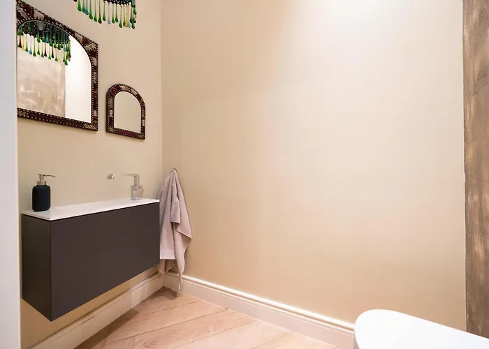 Spacious, Very Cosy, Stylish And Perfectly Located Butas *