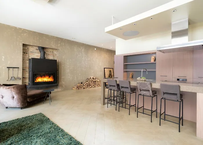 Spacious, Very Cosy, Stylish And Perfectly Located Apartment *